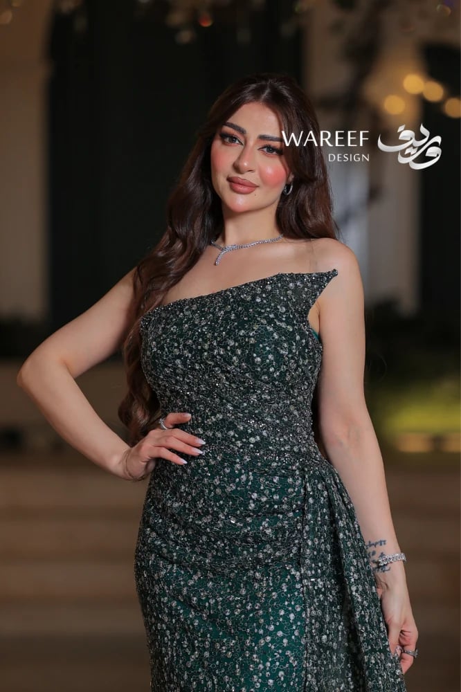 فستان سهرة أخضر زمردي كتف واحد تطريز فضي مع ذيل جانبي