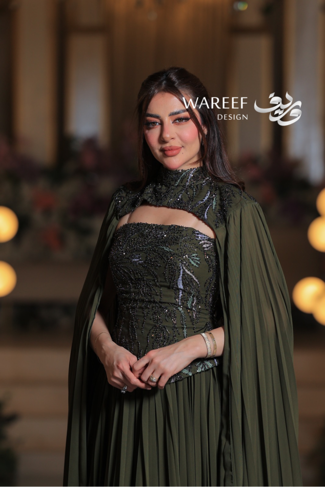 فستان سهرة أخضر زيتوني بتطريز فاخر مع ياقة عالية وشال منفصل انسيابي
