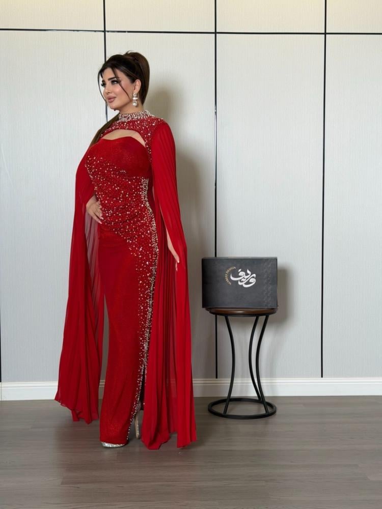 فستان سهرة أحمر ناري بتطريز كريستالي وأكمام كيب فاخرة