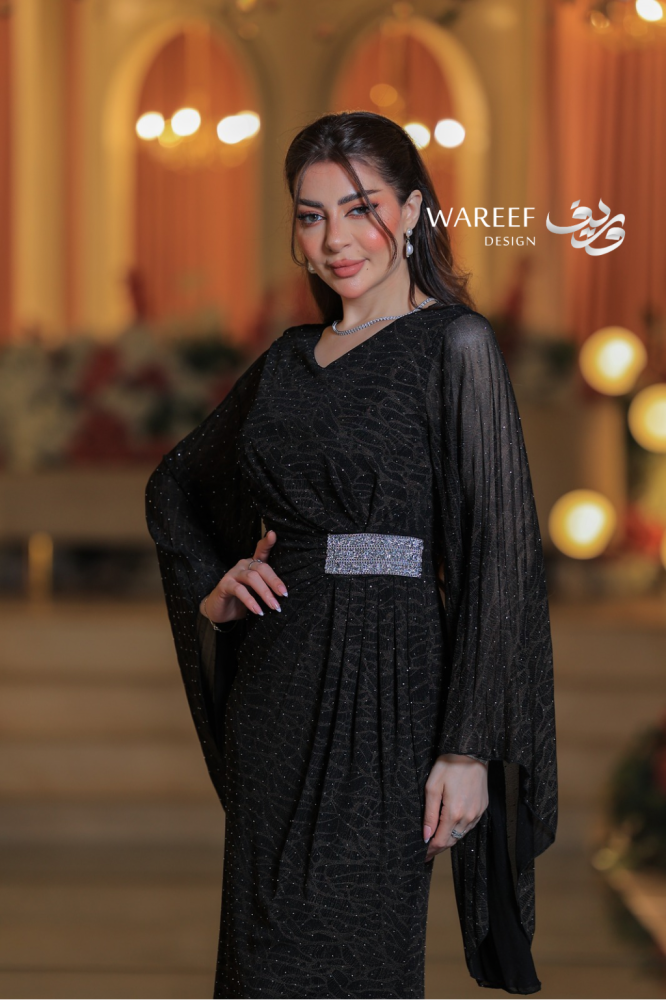 فستان سهرة أسود مزخرف بأكمام واسعة وحزام لامع