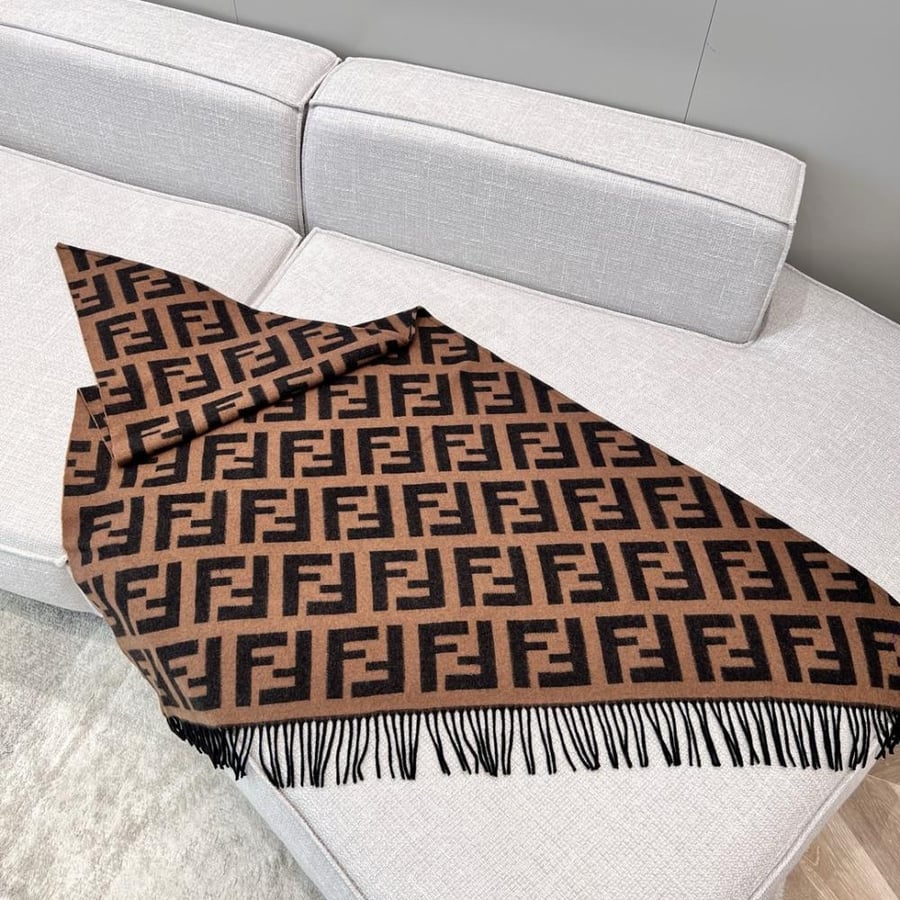 طقم سكارف فندي 130*185 و ايس كاب