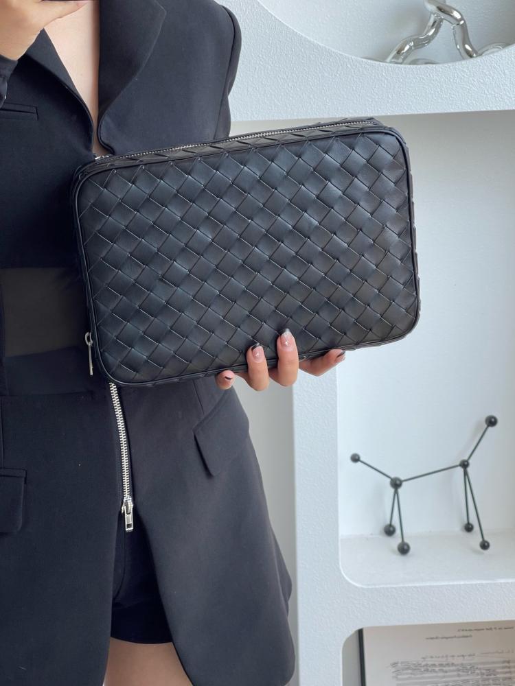 بوتيقا Large lntrecciato مقاس 26cm