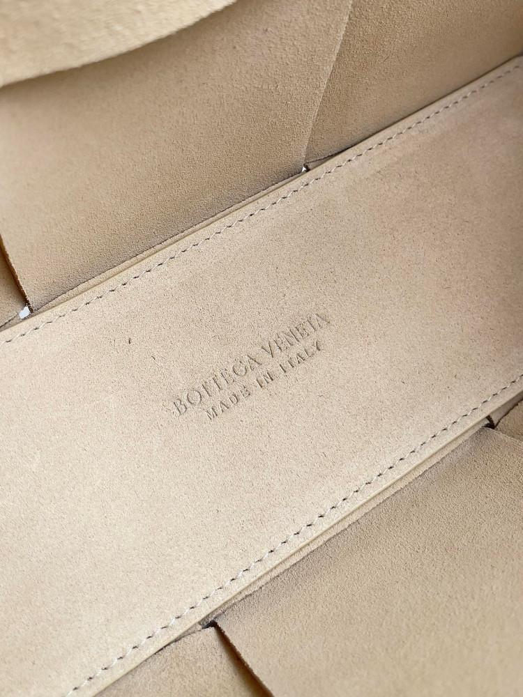 بوتيقا Arco Tote مقاس 25cm