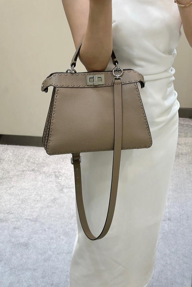 فندي Peekaboo مقاس 27cm