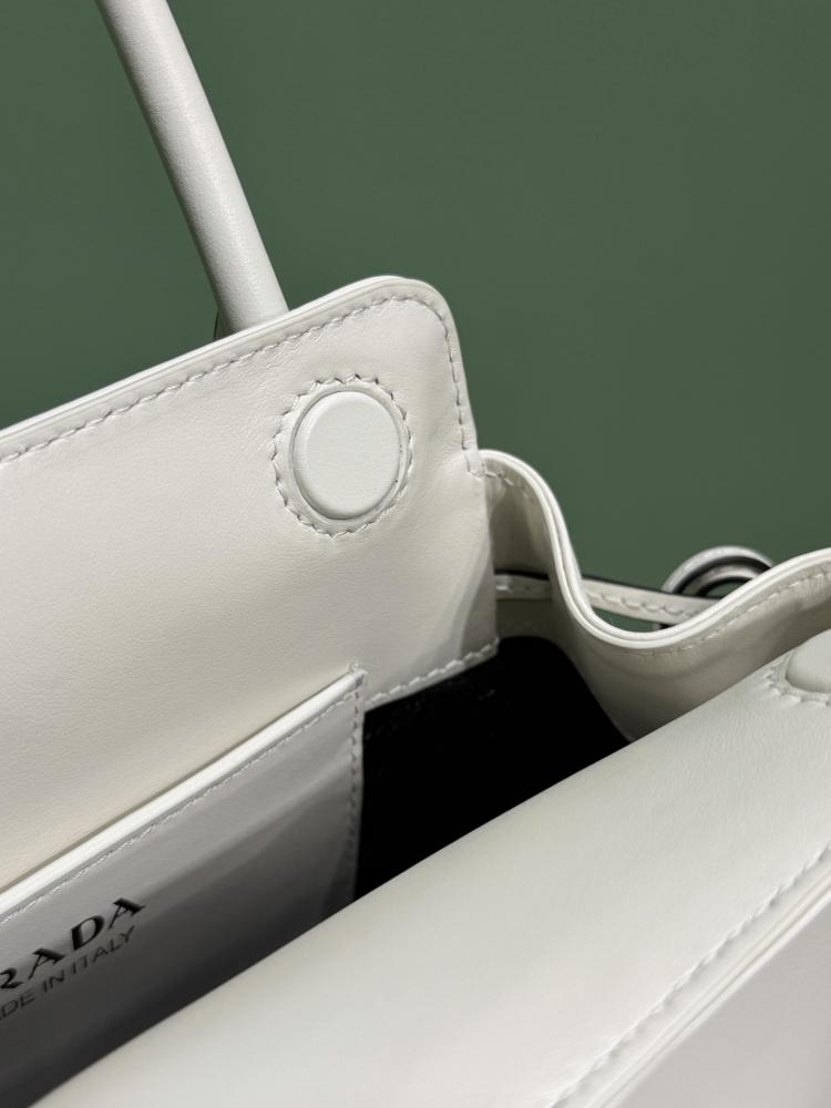 برادا carry مقاس 21cm