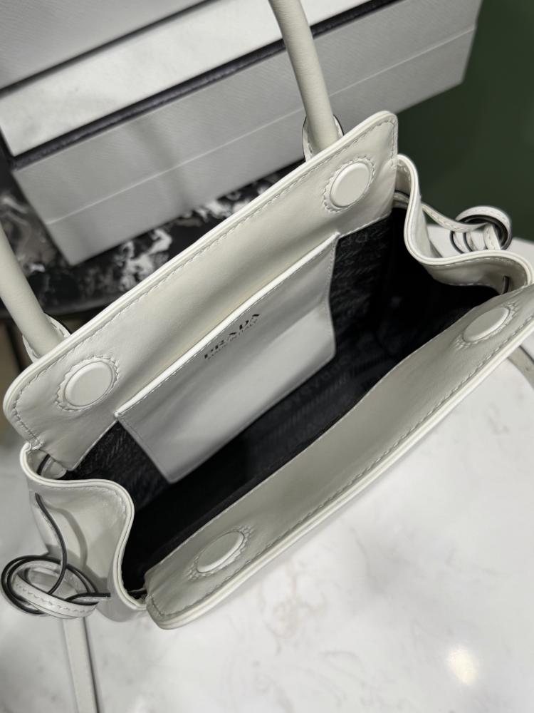 برادا carry مقاس 21cm