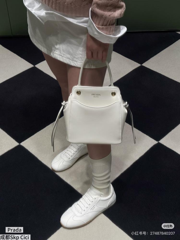 برادا carry مقاس 21cm