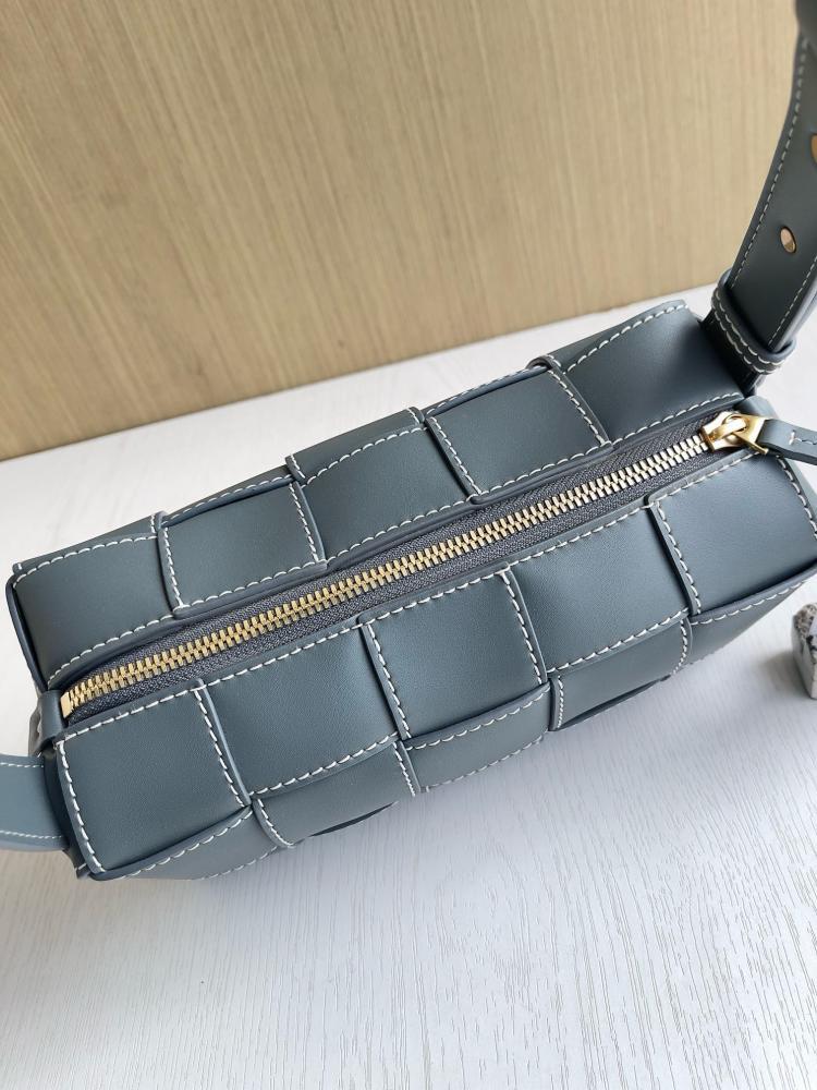 بوتيقا small Brick مقاس 23.5cm