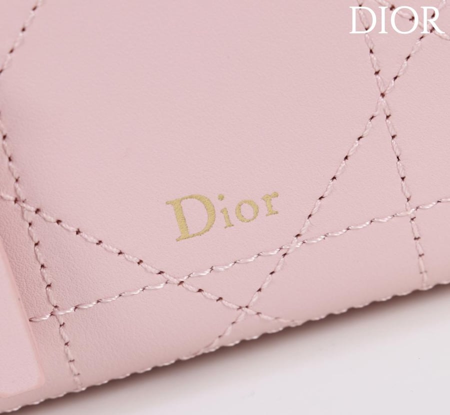 ديور Trianon Soft Vanity مقاس 19cm