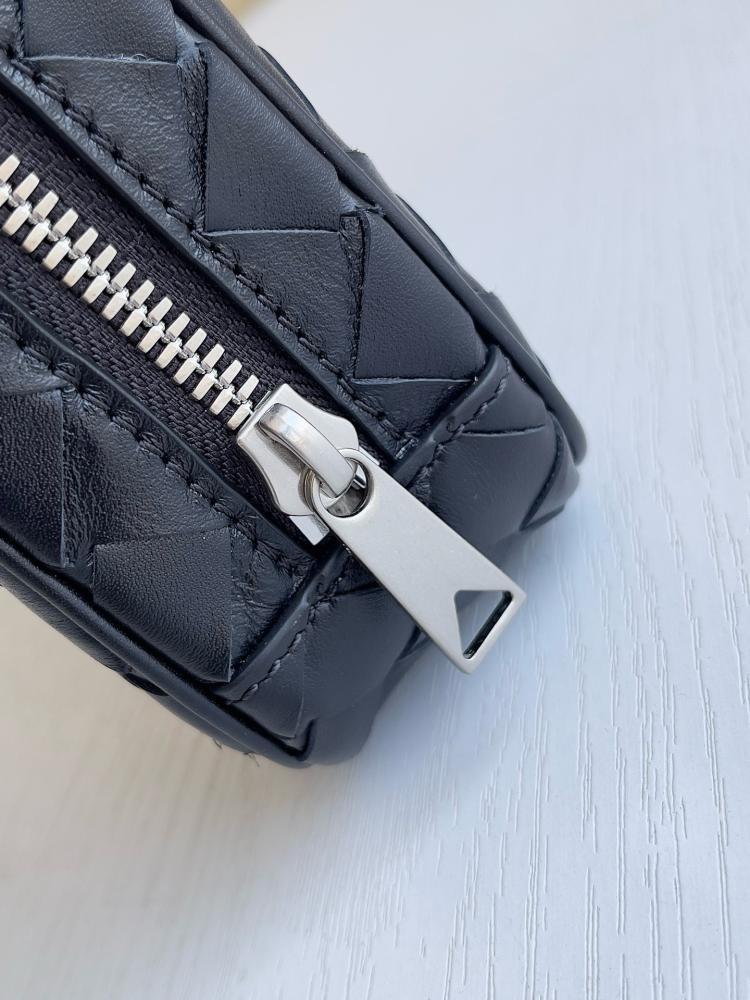 بوتيقا Large lntrecciato مقاس 26cm