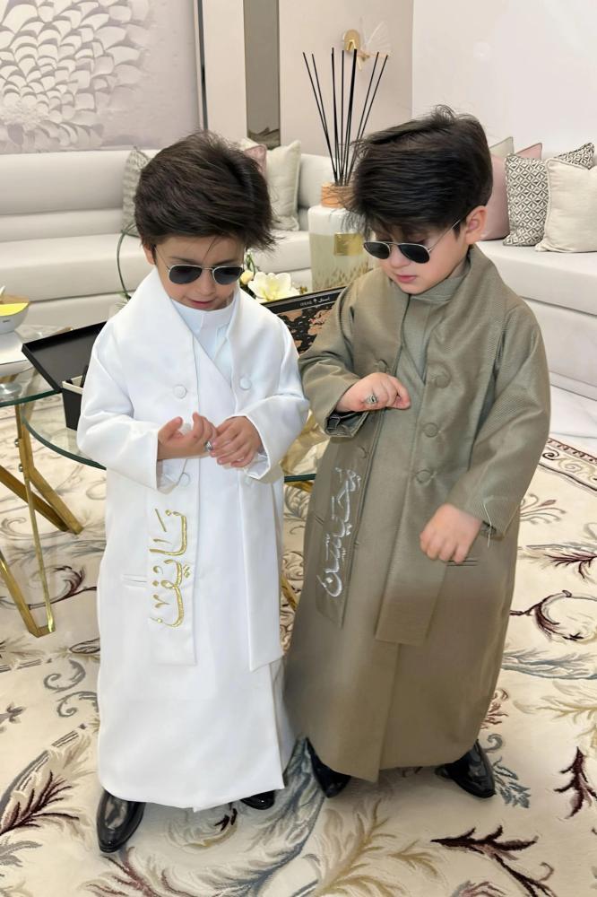 دقلة اطفال مع ثوب للعيد بتصميم فريد