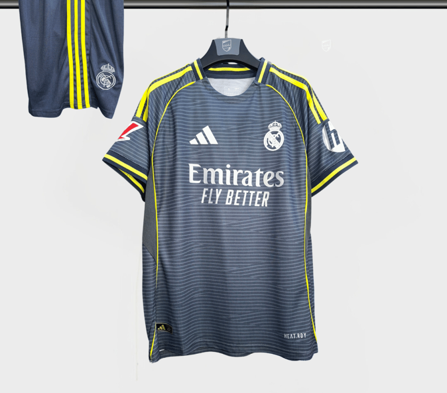 طقم ريال مدريد الاسود