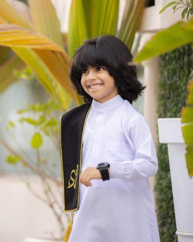 ثوب ولادي مع وشاح بالاسم