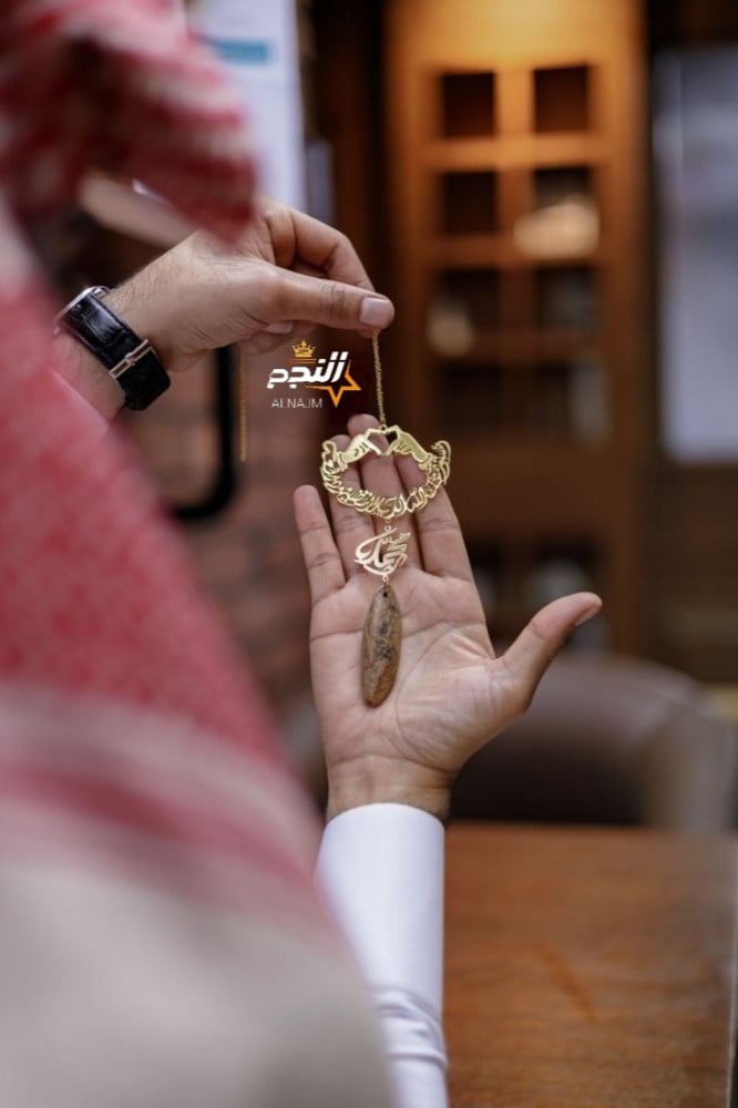 تعليقه كسرة العود بتصميم قلب بيدين ترند