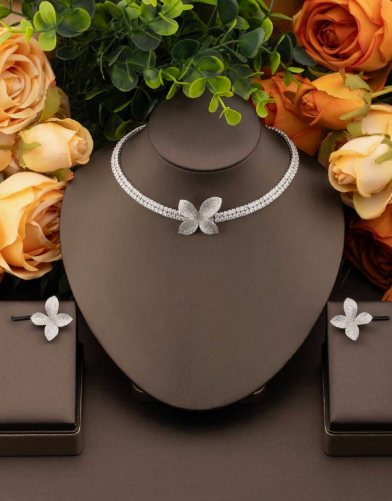 Elegant jewelry set with a leaf design of cubic zirconia