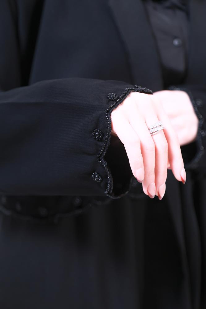عباية جاكيت سوداء بكلفة مموجة وتفاصيل أنيقة