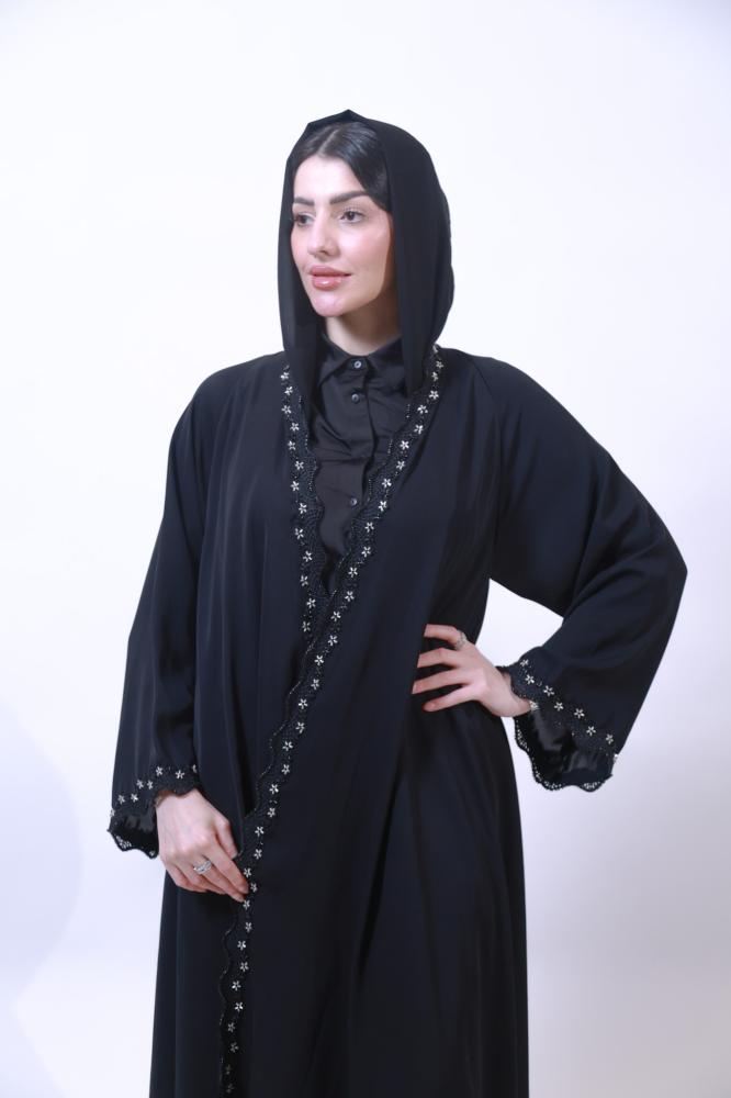 عباية سوداء بكلفة مموجة وتطريز زهري أبيض