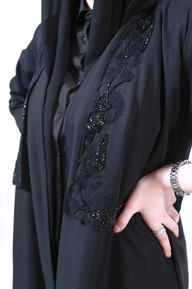 عباية سوداء بتطريز خرز أنيق على الواجهة