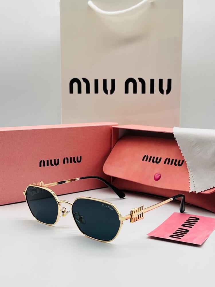 نظارة شمسية Miu Miu بتصميم عصري مع الملحقات