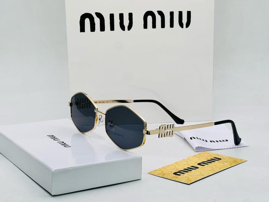 نظارات شمسية سداسية الشكل أنيقة من Miu Miu