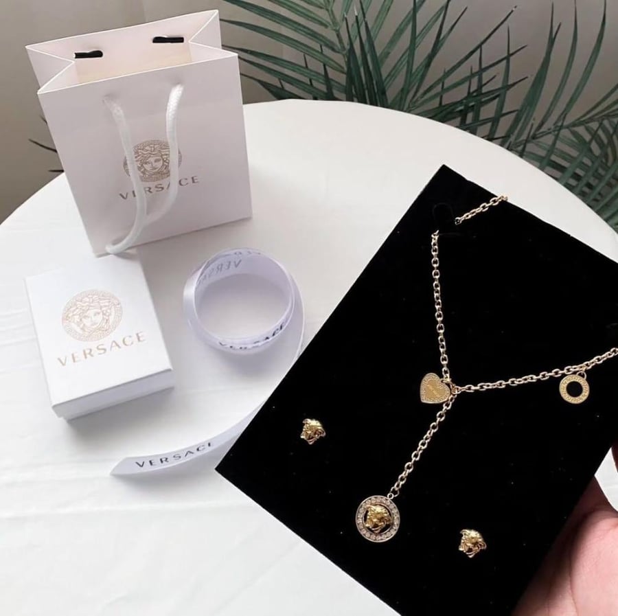 طقم فيرزاتشي Versace – تصميم ميدوسا الأيقوني بروح فخامة لا مثيل لها