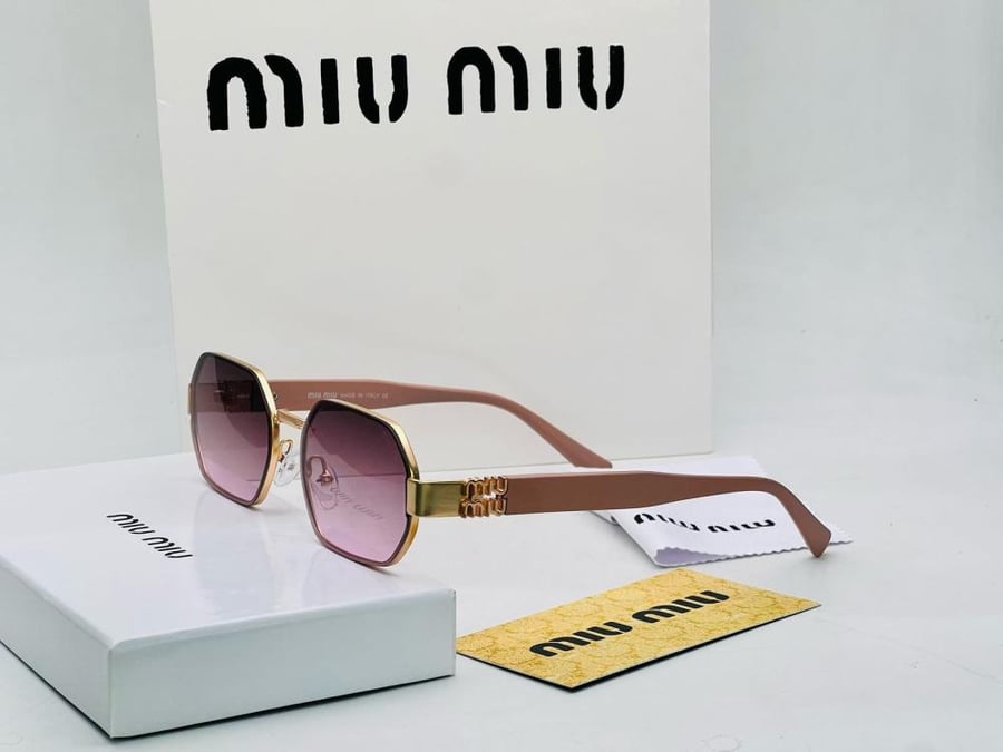 نظارات شمسية سداسية أنيقة من Miu Miu بإطار معدني باللون الزيتوني وعدسات متدرجة.