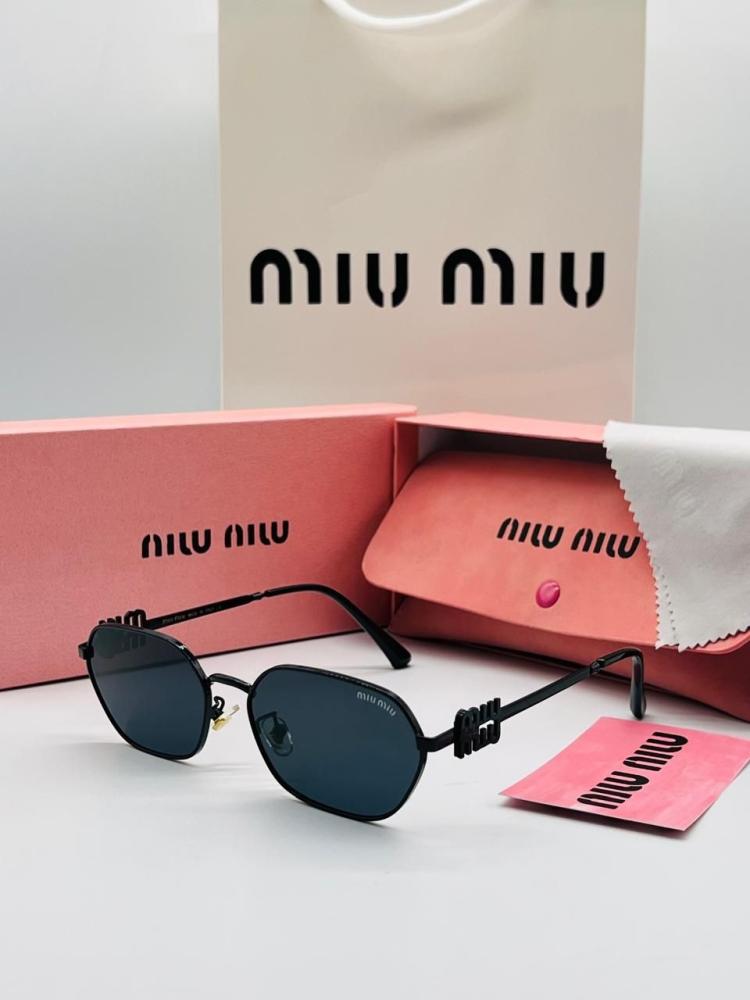 نظارة شمسية Miu Miu بتصميم عصري مع الملحقات