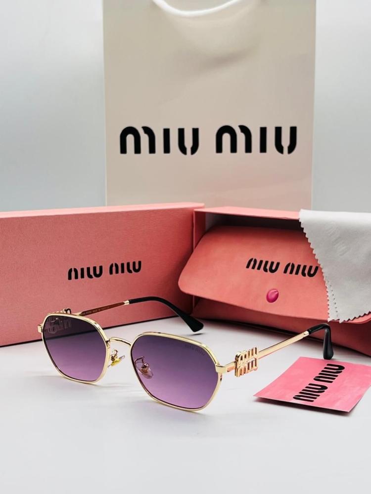 نظارة شمسية Miu Miu بتصميم عصري مع الملحقات