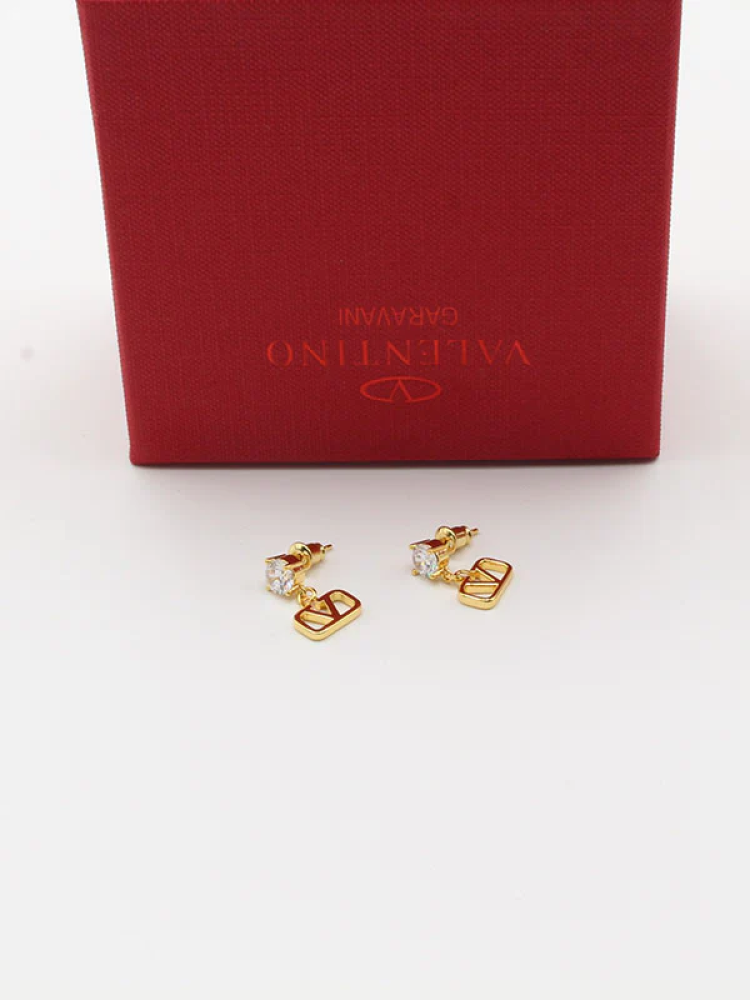 حلق فالنتينو زركون ستون صغير متدلّي بشعار V