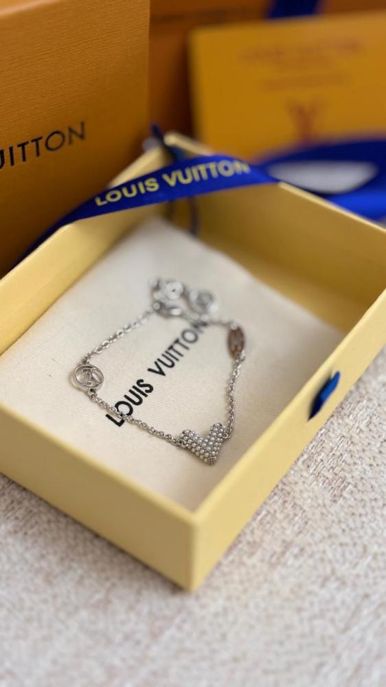 Louis Vuitton zircon V bracelet