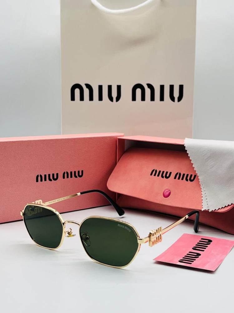 نظارة شمسية Miu Miu بتصميم عصري مع الملحقات