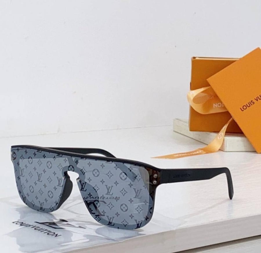 A distinctive sunglasses Louis Vuitton brand