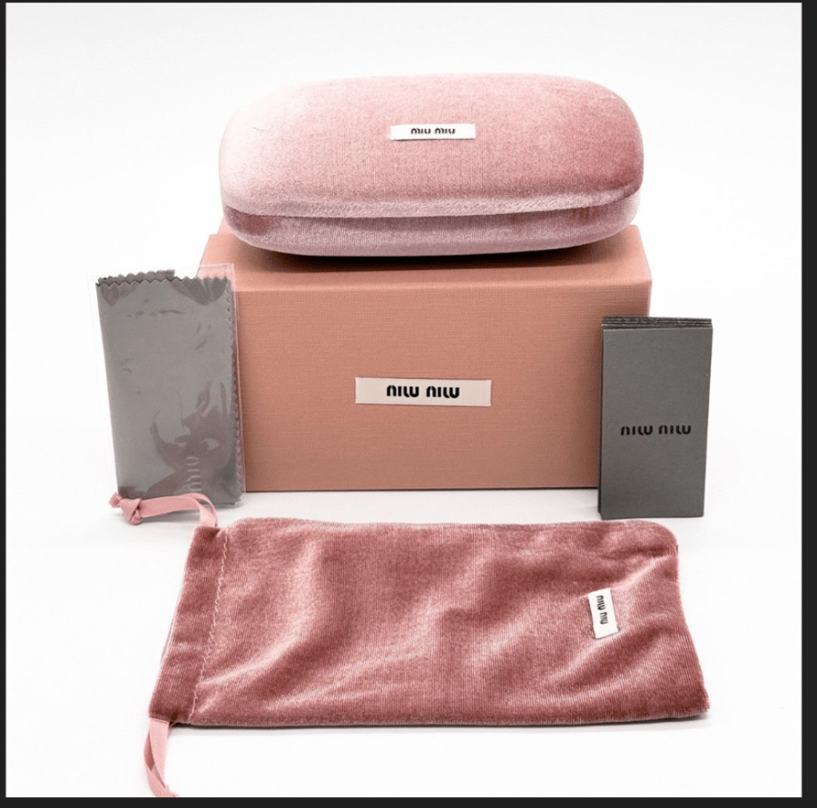 نظارات شمسية سداسية الشكل أنيقة من Miu Miu بإطار أسود وعدسات متدرجة باللون الأزرق الداكن.