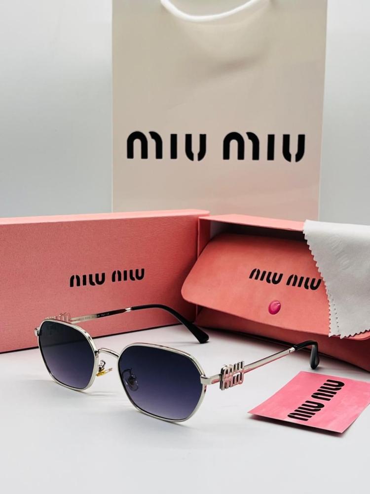 نظارة شمسية Miu Miu بتصميم عصري مع الملحقات