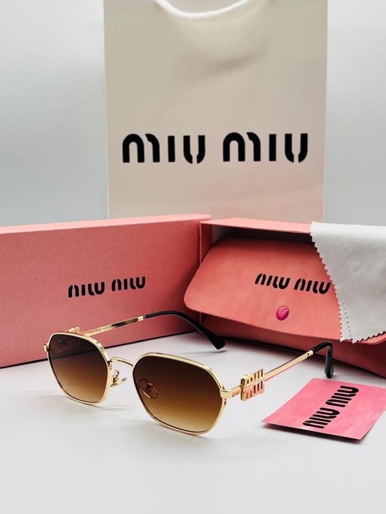 نظارة شمسية Miu Miu بتصميم عصري مع الملحقات