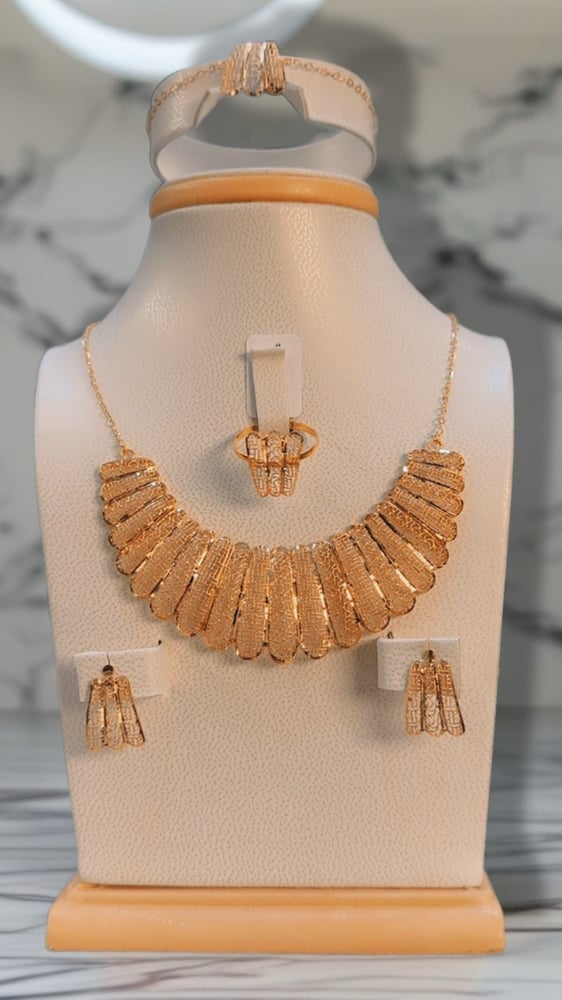 A beautiful and elegant set, pure gold 21 karat.