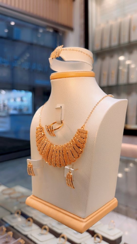 A beautiful and elegant set, pure gold 21 karat.