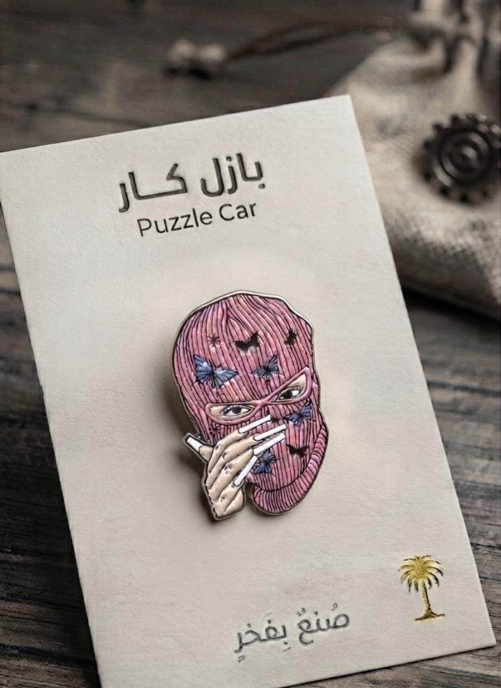 ملصق معدني فتاة مقنعه