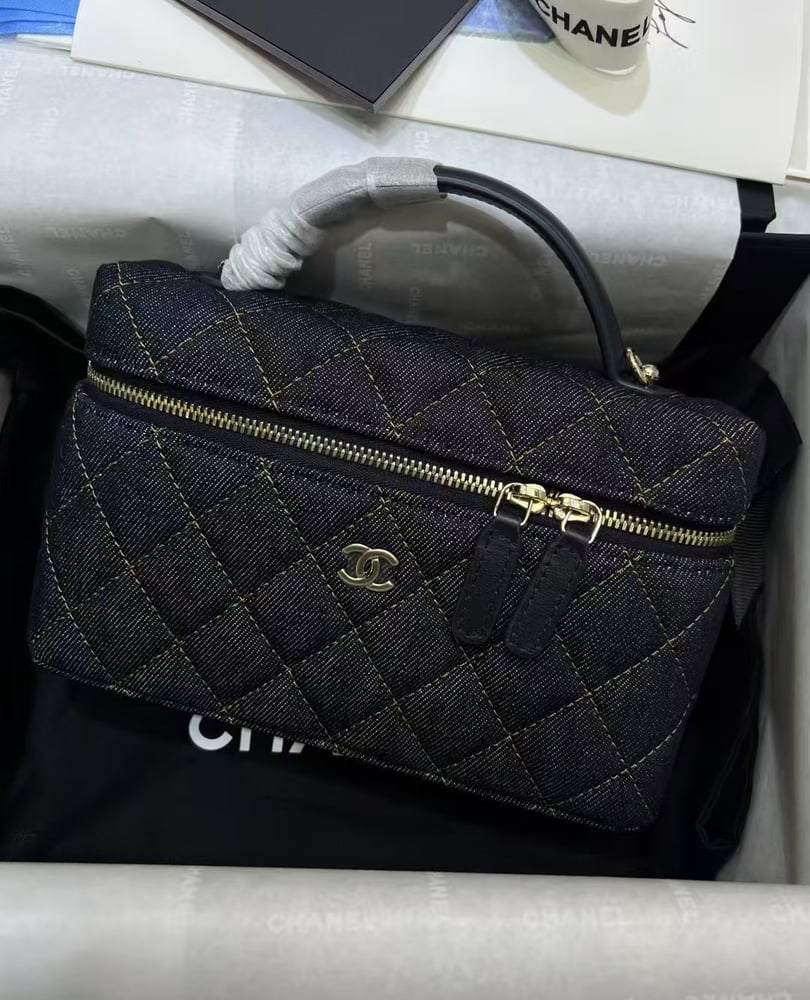 CHANEL 25b size 19.5cm