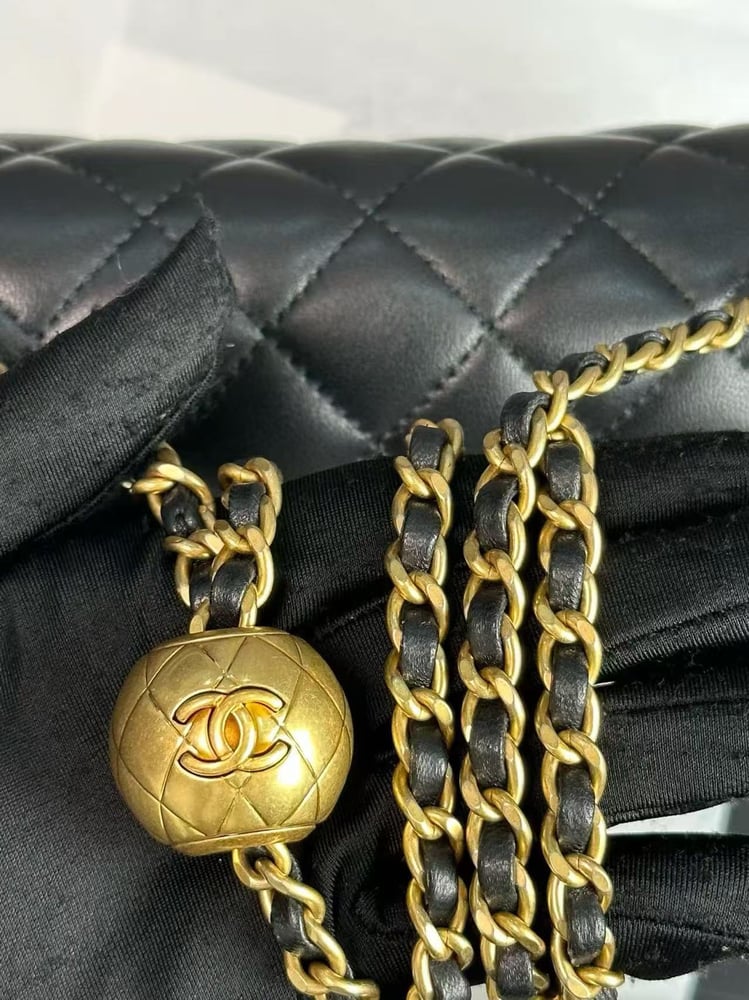 CHANEL FLAP BAG size 20cm