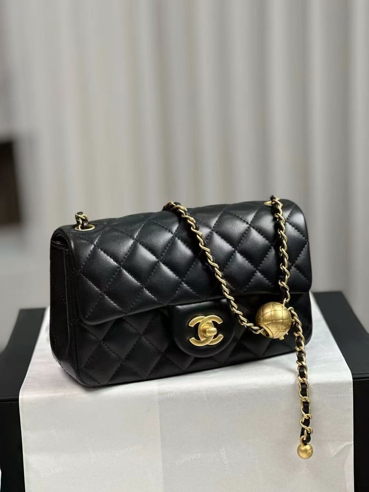 CHANEL FLAP BAG size 20cm