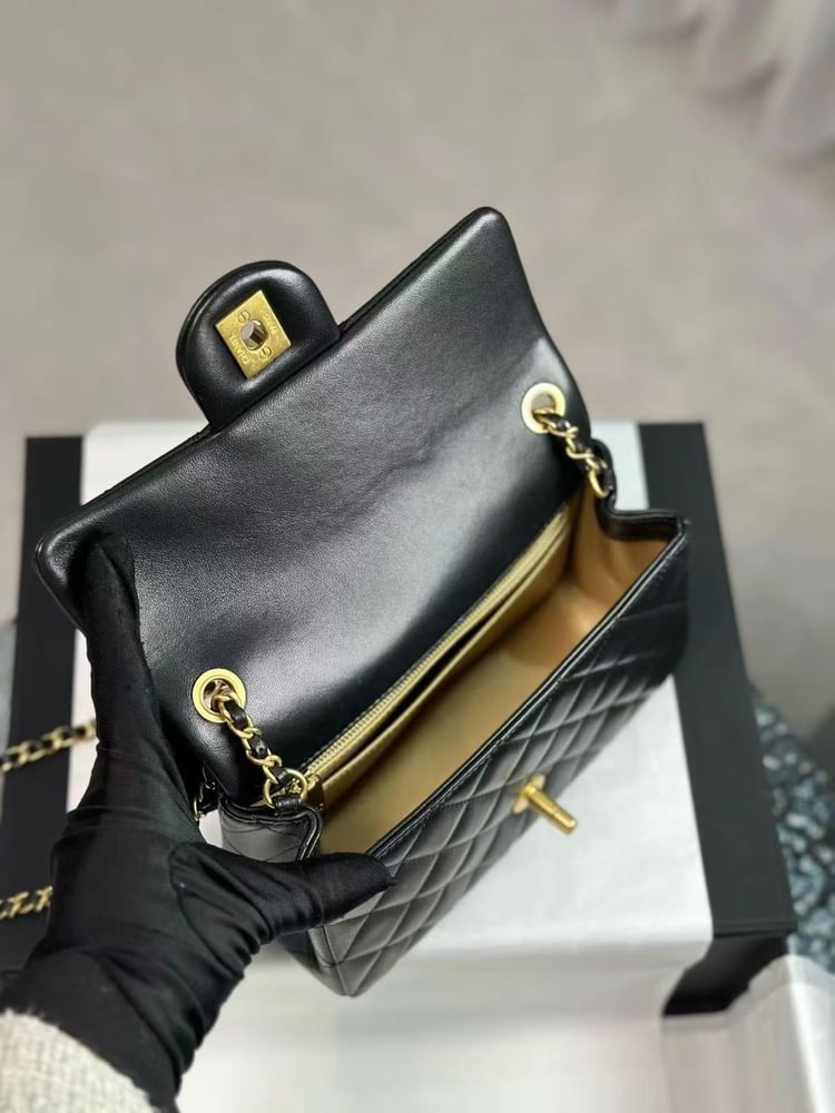 CHANEL FLAP BAG size 20cm
