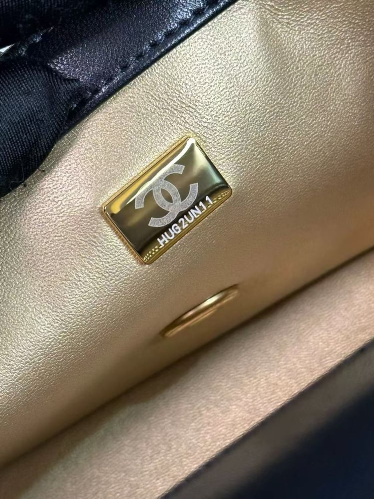 CHANEL FLAP BAG size 20cm