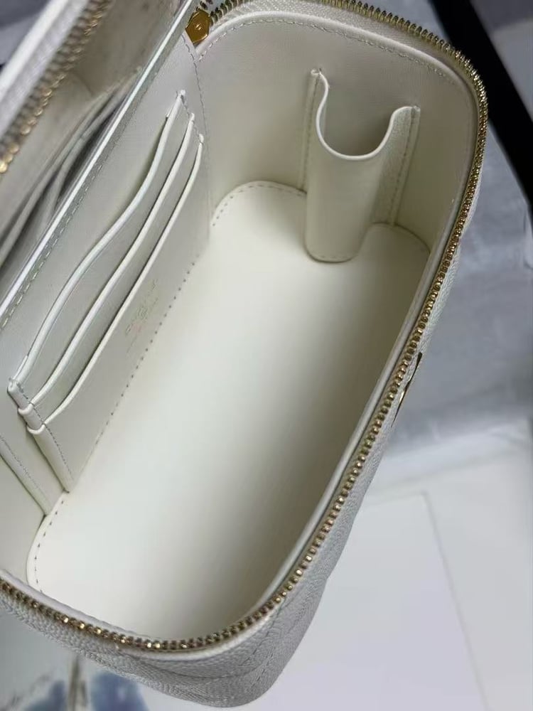 CHANEL 25P size 17.5cm