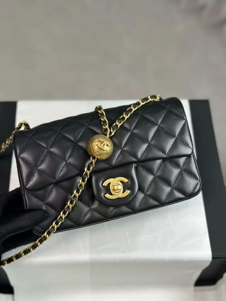 CHANEL FLAP BAG size 20cm