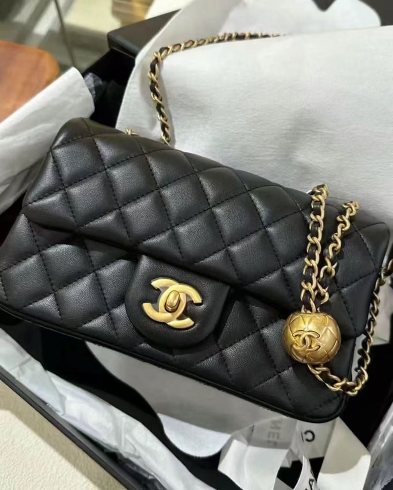 CHANEL FLAP BAG size 20cm