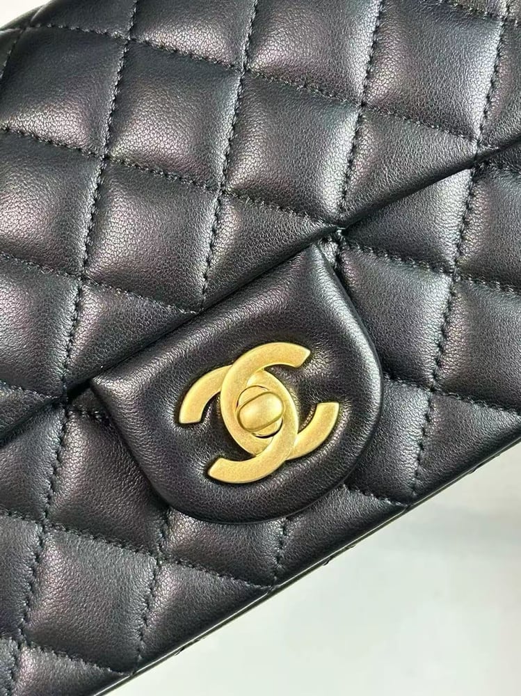 CHANEL FLAP BAG size 20cm