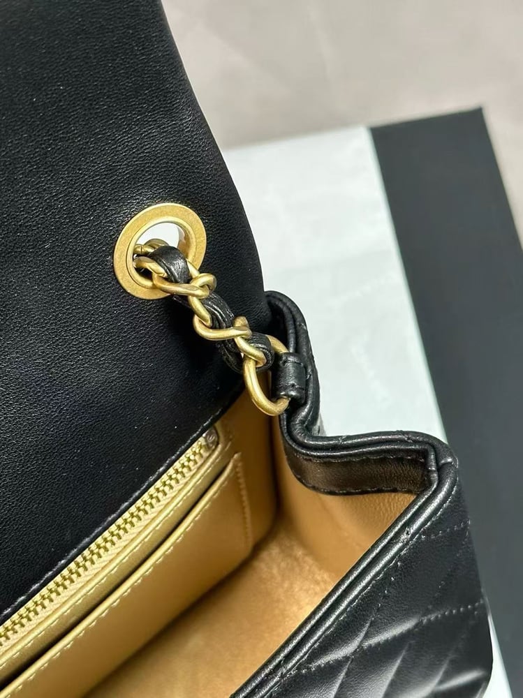 CHANEL FLAP BAG size 20cm