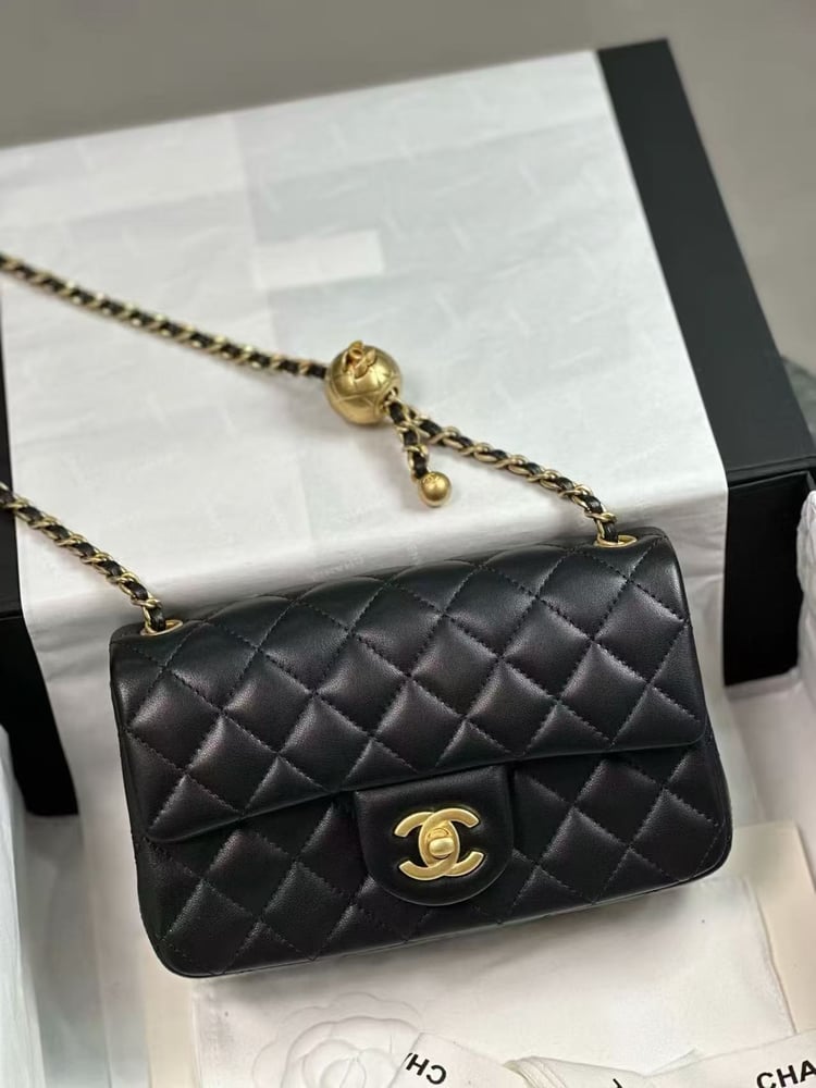 CHANEL FLAP BAG size 20cm