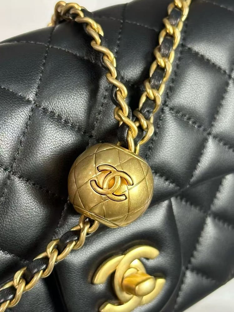 CHANEL FLAP BAG size 20cm